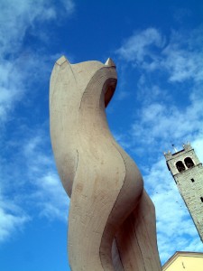 LA LIBERA DELLA DONNA<br><br>5 Meeting Internazionale Di Scultura<br>"Schegge di legno per vivere la Pace"<br>in Temú/ Italien